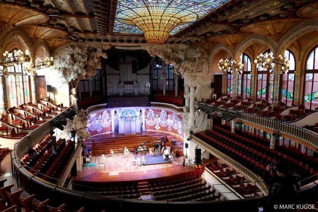 Flamenco an der Via Laietana: Umgebung 💃🏛️