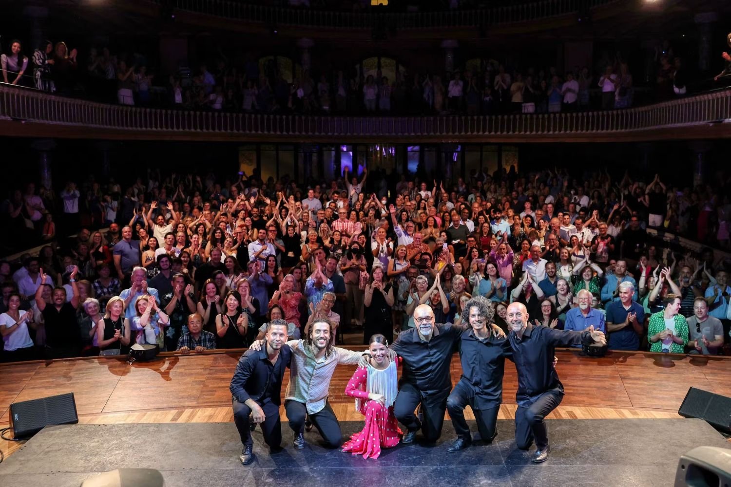 Innenraum des Palau de la Música Catalana mit buntem Glasdach